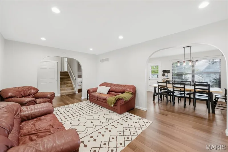 NICE & OPEN and JUST PERFECT for Entertaining! — 27 Oak Valley Drive, St Peters, MO 63376