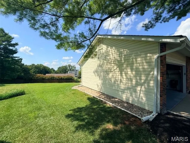 1068 Apricot Drive, St Charles, MO 63301 — listing photo 2 of 29