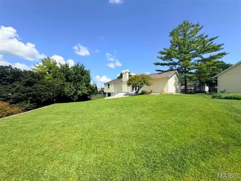 1068 Apricot Drive, St Charles, MO 63301 — listing photo 4 of 29