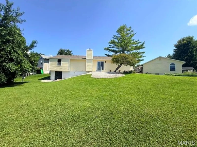 1068 Apricot Drive, St Charles, MO 63301 — listing photo 5 of 29