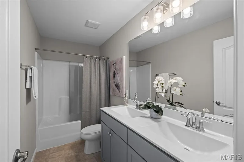 Upstairs hall bathroom with tub/shower combo and double vanilty — 17 Rydal Place, St Charles, MO 63303