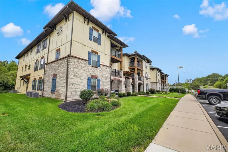 232 Bordeaux Way, St Peters, MO β listing photo 1