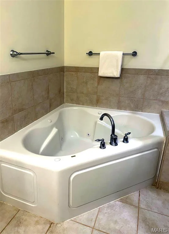 primary bathroom soaking jet tub — 213 Woodland Place Court, St Charles, MO 63303
