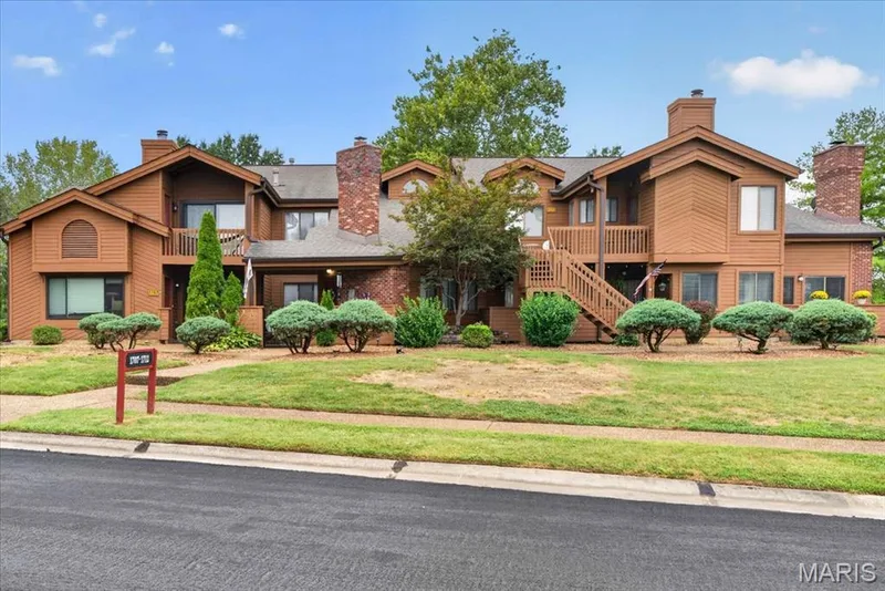 1710 Hemingway Lane #B, Weldon Spring, MO 63304 — listing photo 2 of 38