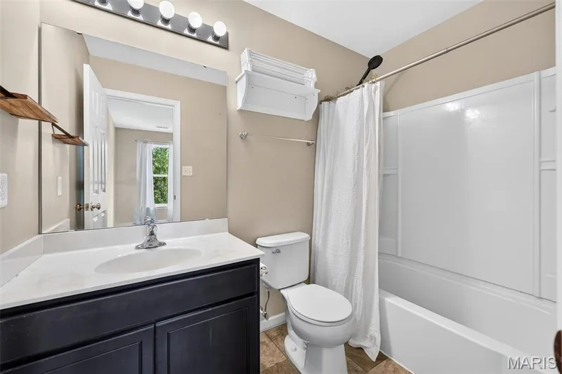En-suite full bath — 3213 Camp Street, St Charles, MO 63301
