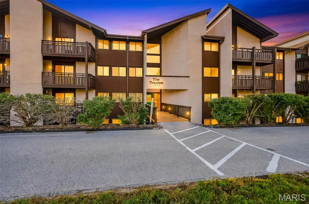 1465 Heritage Landing #401, St Charles, MO 63303 — listing photo 1 of 33