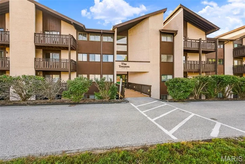 1465 Heritage Landing #401, St Charles, MO 63303 — listing photo 2 of 33