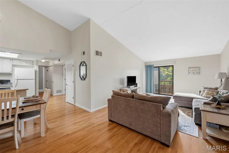 1465 Heritage Landing #401, St Charles, MO 63303 — listing photo 5 of 33