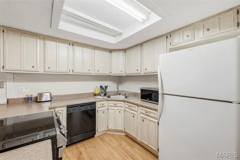 1465 Heritage Landing #401, St Charles, MO 63303 — listing photo 17 of 33