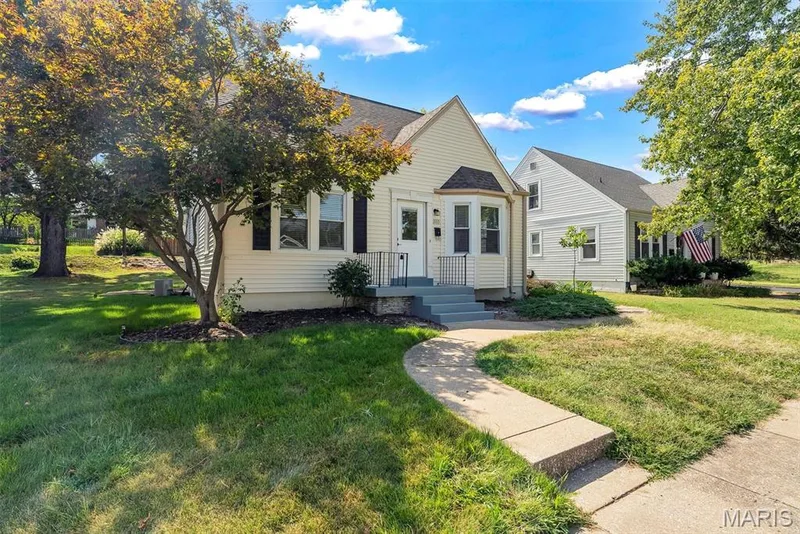 1165 Jackson Street, St Charles, MO 63301 — listing photo 2 of 35