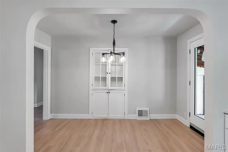Eat-in / dining area off the kitchen. — 1165 Jackson Street, St Charles, MO 63301