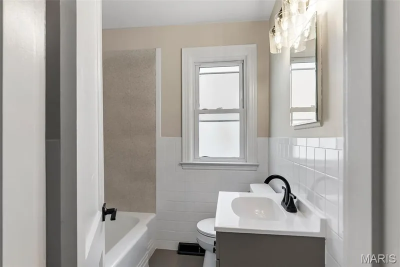 Main level full bath. — 1165 Jackson Street, St Charles, MO 63301