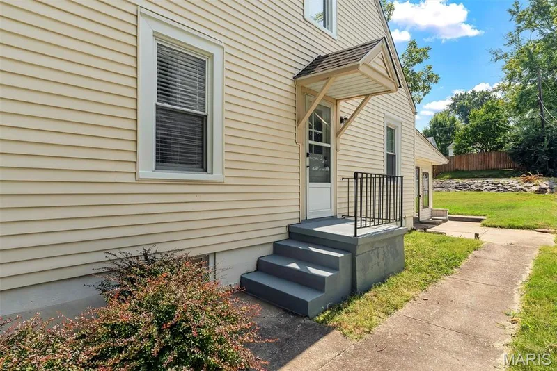 Side entry into kitchen. — 1165 Jackson Street, St Charles, MO 63301