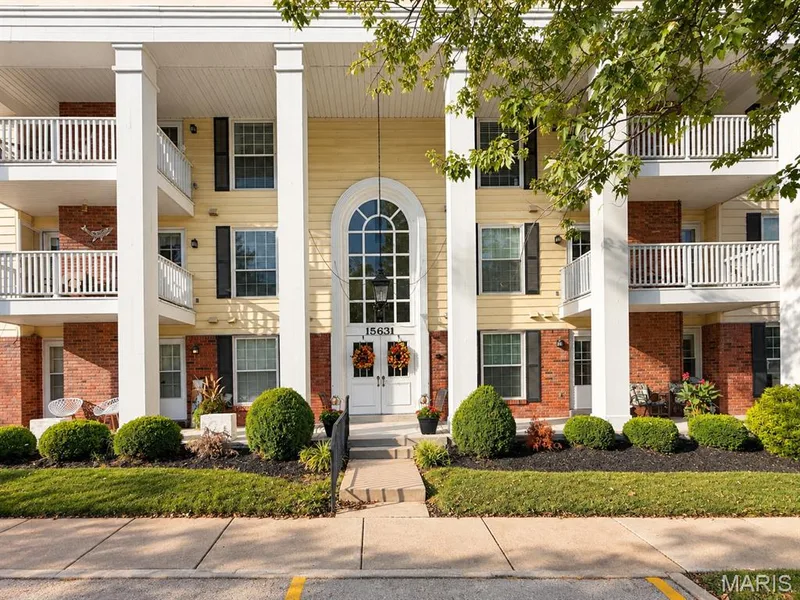 15631 Hedgeford Court #9, Chesterfield, MO β listing photo 1