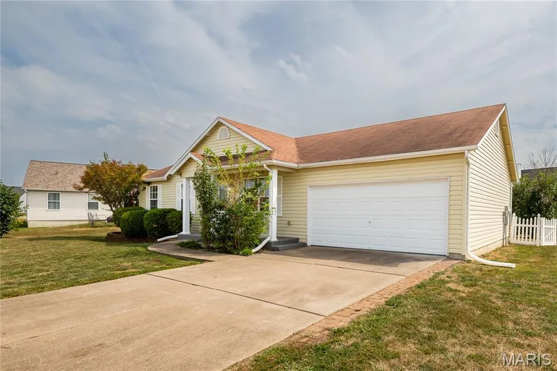 41 Double Creek Court, Wentzville, MO 63385 — listing photo 2 of 32