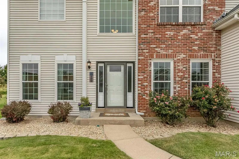 Stately front entrance — 472 Brookhaven Court, O'Fallon, MO 63368