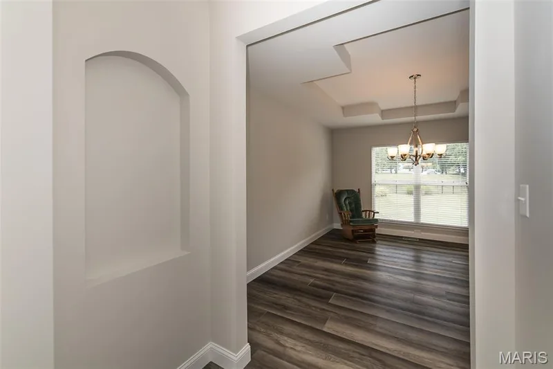 Decorative space between Living Room and Dining Room. — 472 Brookhaven Court, O'Fallon, MO 63368