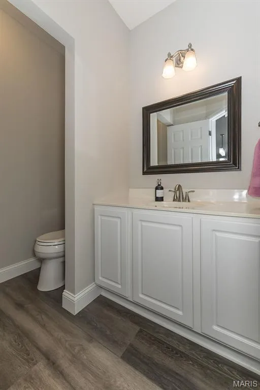 Main Floor Half Bath. — 472 Brookhaven Court, O'Fallon, MO 63368