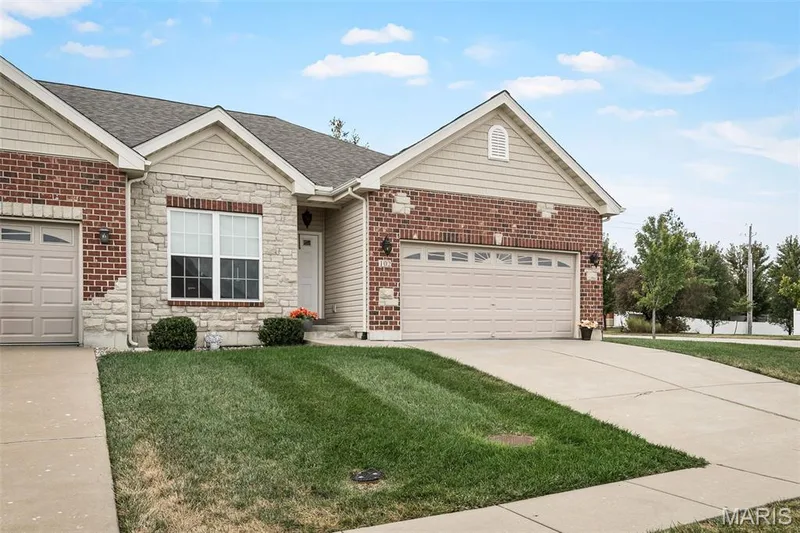 102 Savannah Terrace, Wentzville, MO 63385 — listing photo 2 of 29