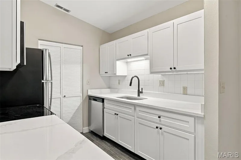 Plenty of counter space — 2415 Sandalwood Creek Court #E, Wildwood, MO 63038