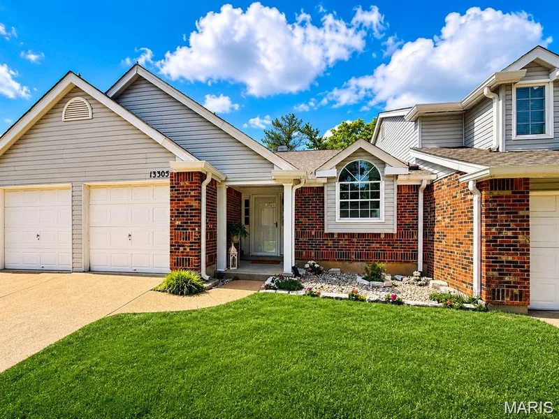 13305 Woodlake Village Court, Chesterfield, MO — listing photo 1