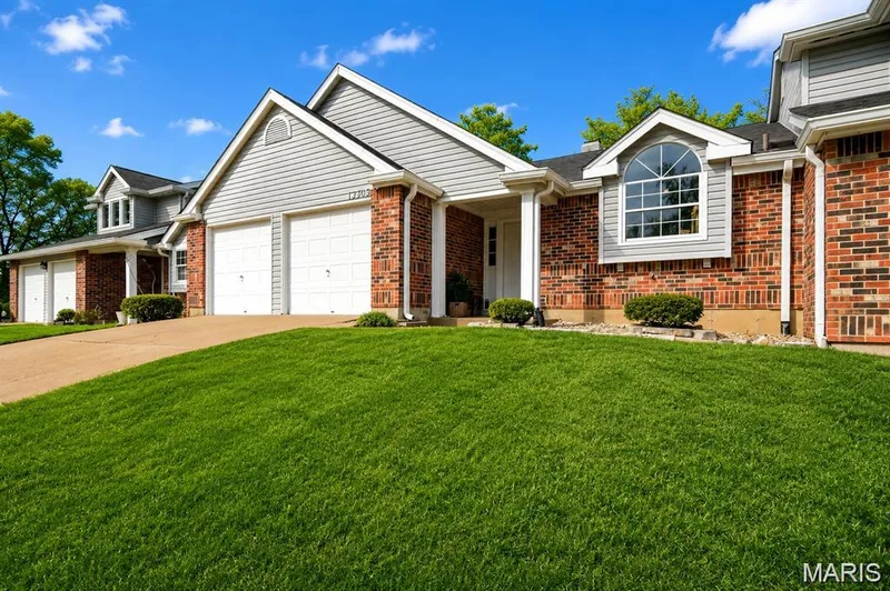 13305 Woodlake Village Court, Chesterfield, MO 63141 — listing photo 2 of 32