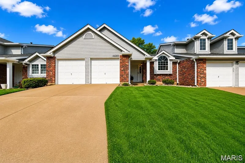 13305 Woodlake Village Court, Chesterfield, MO 63141 — listing photo 3 of 32