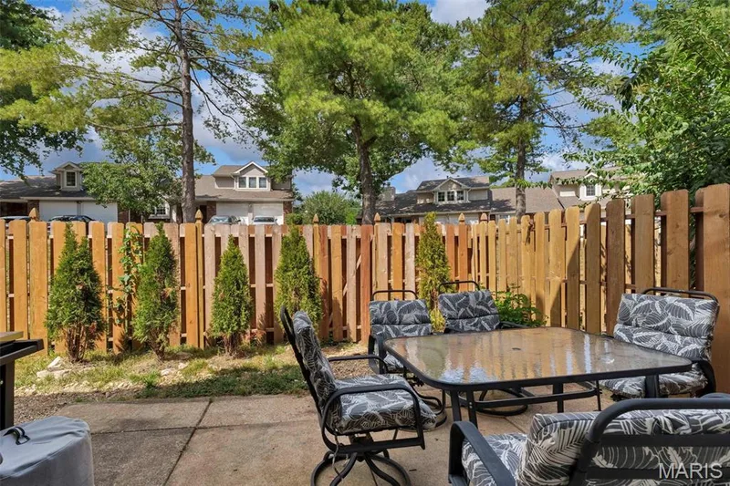 13305 Woodlake Village Court, Chesterfield, MO 63141 — listing photo 3 of 23