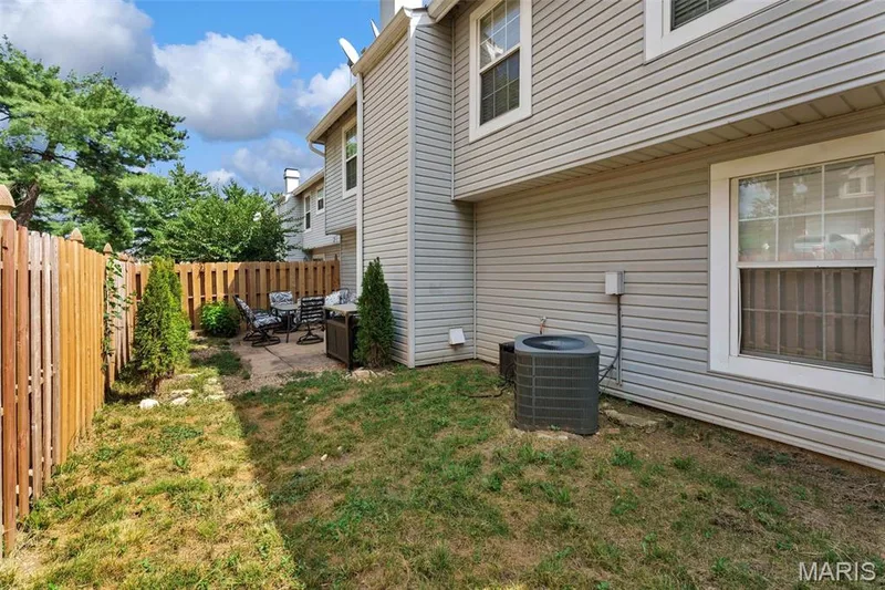 13305 Woodlake Village Court, Chesterfield, MO 63141 — listing photo 4 of 23