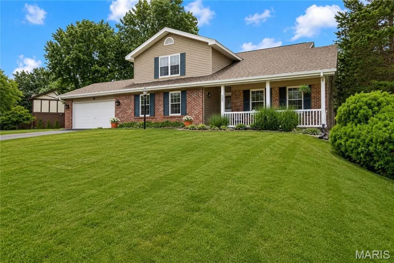 Large Front Yard & Extra Long Driveway for Guests — 25 Vicksburg Station, St Charles, MO 63303