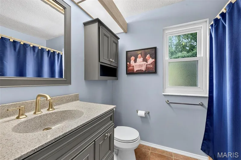 Upper Full Hall Bathroom — 25 Vicksburg Station, St Charles, MO 63303