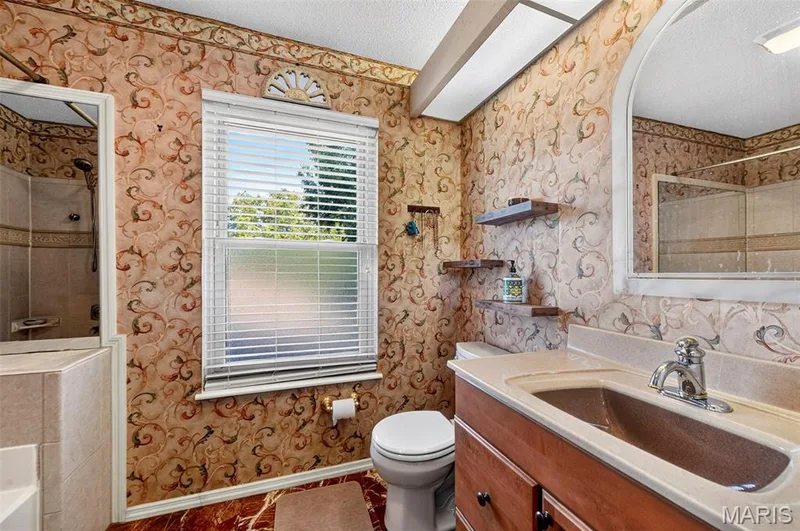 Upper Primary Full Bathroom — 25 Vicksburg Station, St Charles, MO 63303