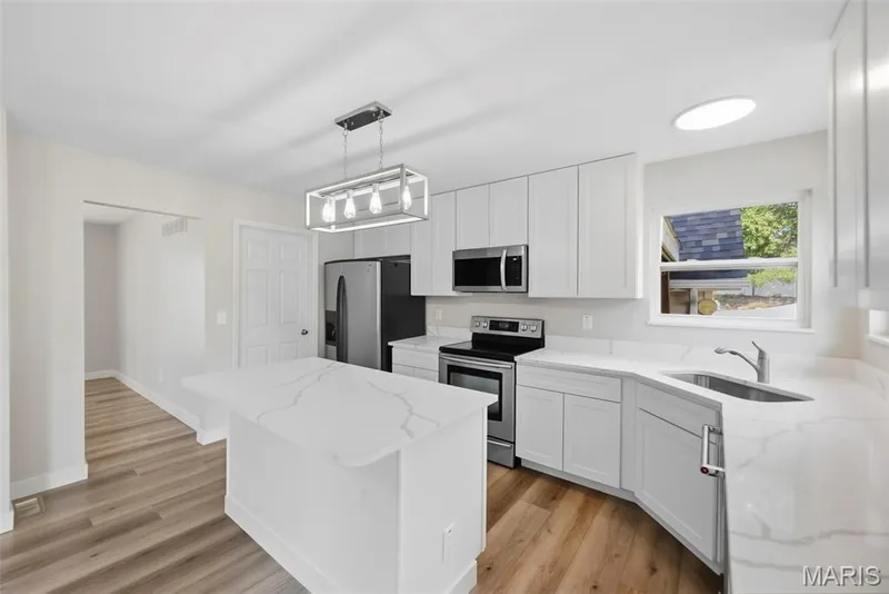 NEW QUARTZ Countertops — 1014 Wake Court, Wentzville, MO 63385