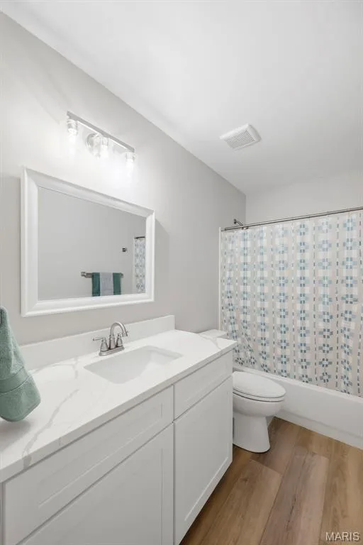 Hall Bath — 1014 Wake Court, Wentzville, MO 63385