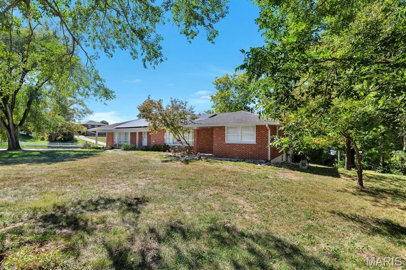 1 Saint Anthony Drive, St Peters, MO 63376 — listing photo 2 of 34