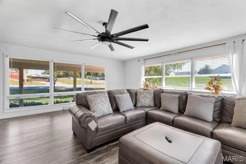 1 Saint Anthony Drive, St Peters, MO 63376 — listing photo 3 of 34