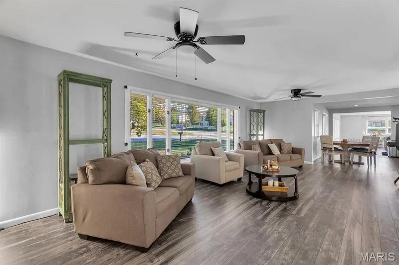 1 Saint Anthony Drive, St Peters, MO 63376 — listing photo 4 of 34