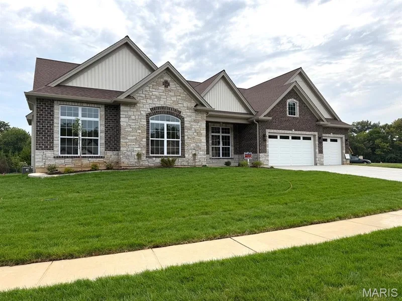 1000 Bellevaux Place, St Charles, MO — listing photo 1