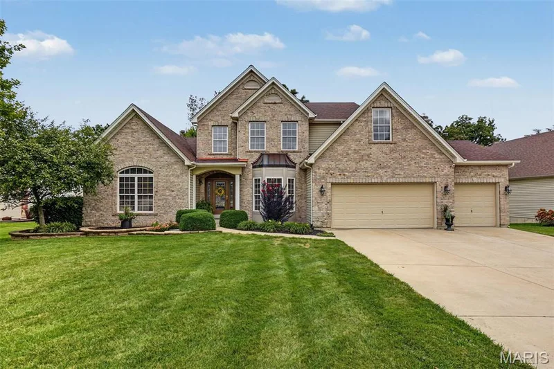 1052 Brook Mont Drive, O'Fallon, MO β listing photo 1