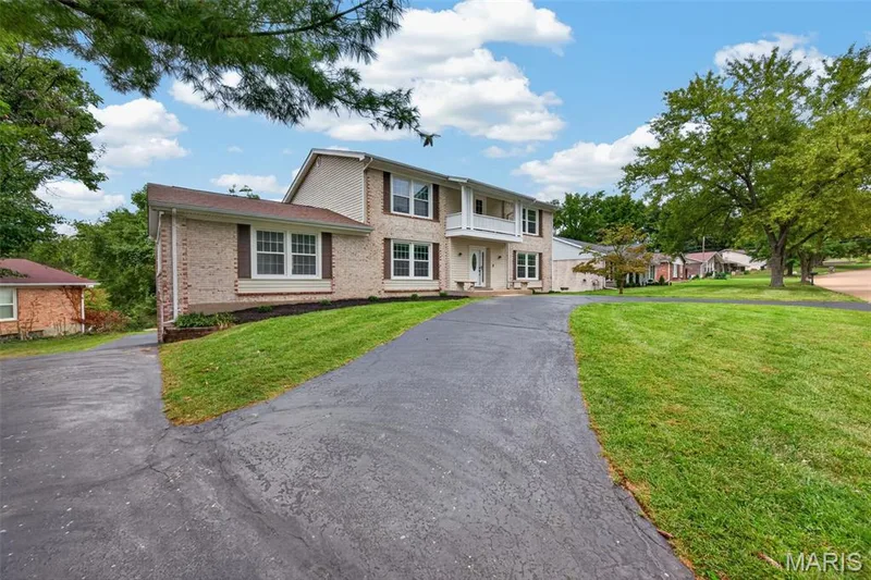 231 Renaldo Drive, Chesterfield, MO 63017 — listing photo 3 of 51