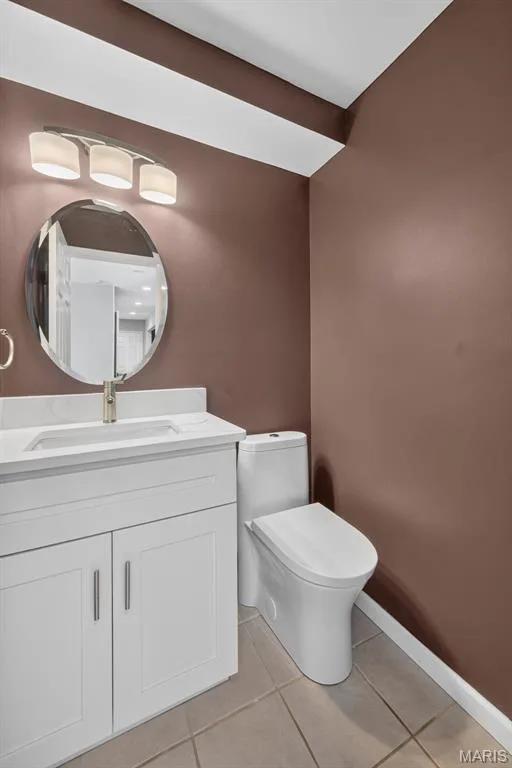 Thoughtfully positioned between the breakfast area and family room, the conveniently located half bath provides easy access for both family and guest. — 231 Renaldo Drive, Chesterfield, MO 63017