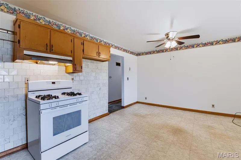 Gas Stove/Oven and huge eat-in kitchen! — 219 Mexico Road, Wentzville, MO 63385