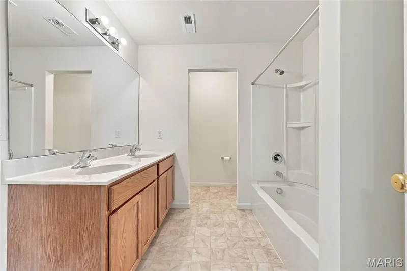 Primary bath — 104 Baycrest Court, St Charles, MO 63301