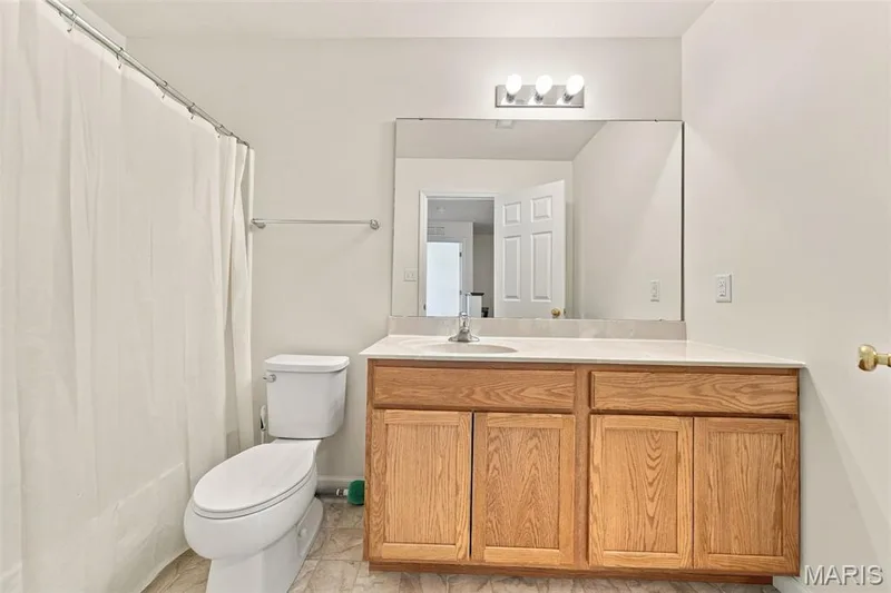 Full bath — 104 Baycrest Court, St Charles, MO 63301