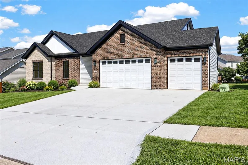 703 Vista Springs Court, Wentzville, MO 63385 — listing photo 2 of 84