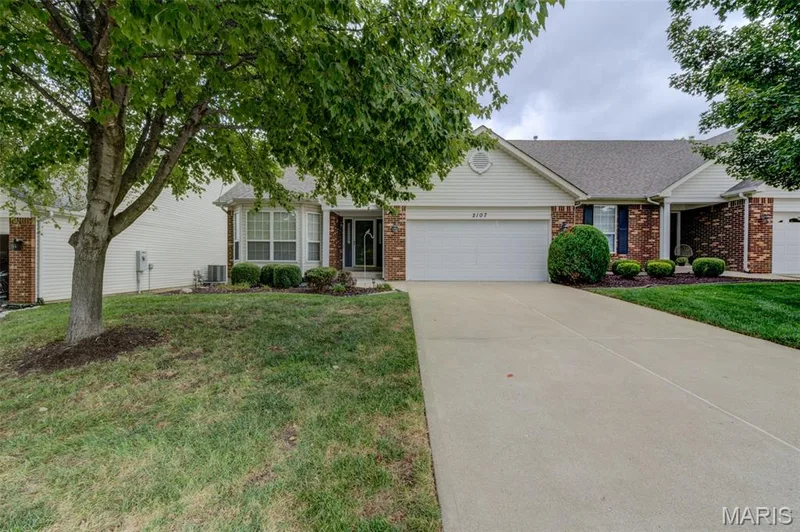 2107 McGregor Circle, O'Fallon, MO 63368 — listing photo 3 of 39