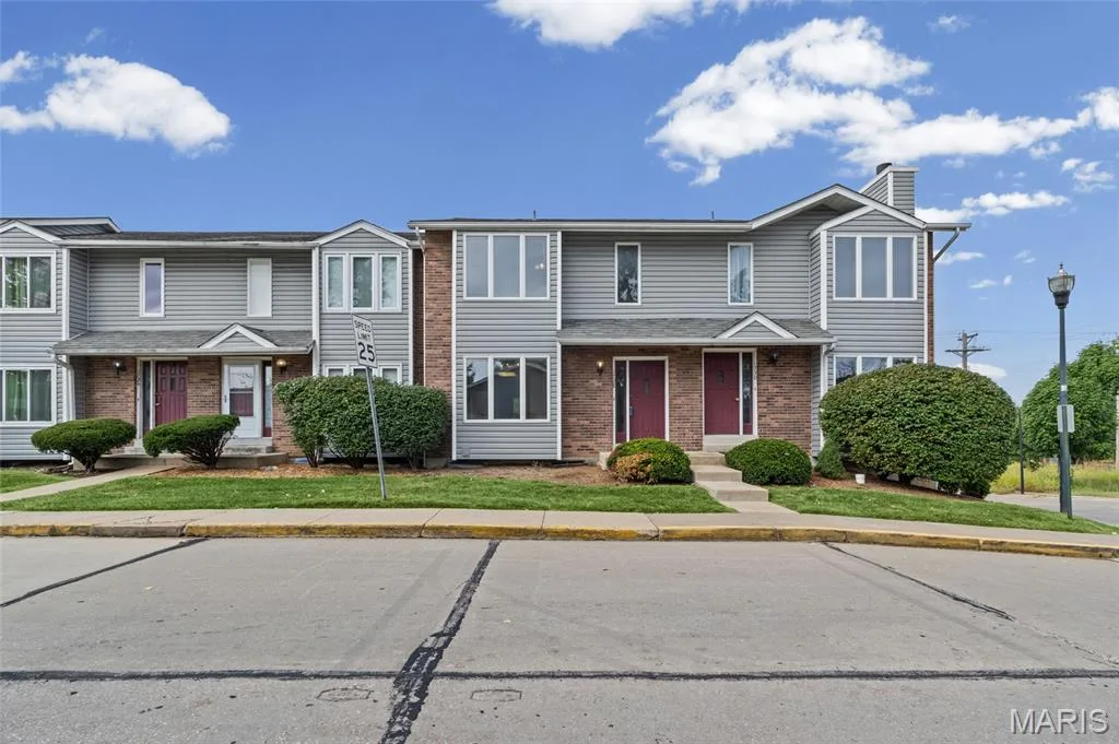 1728 Forest Hills Drive #B, St Charles, MO 63303 — listing photo 1 of 29