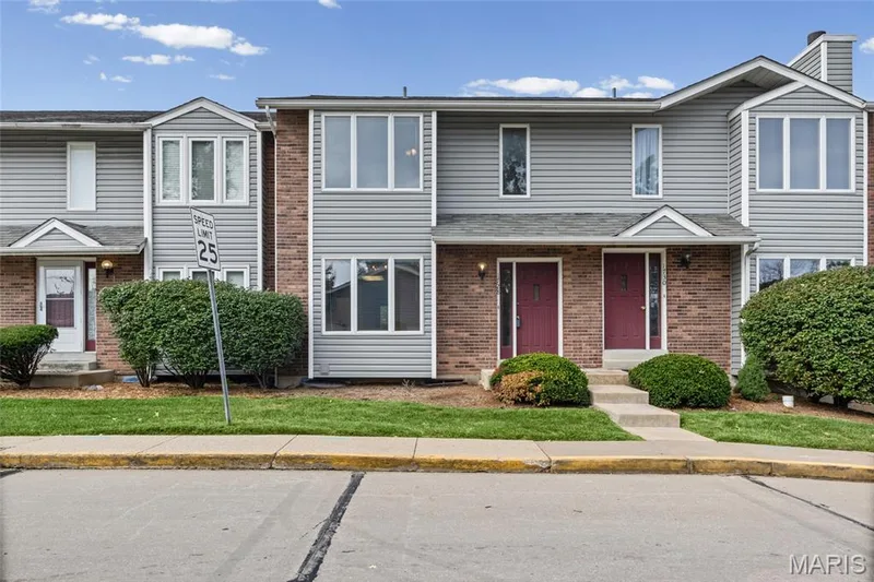 1728 Forest Hills Drive #B, St Charles, MO 63303 — listing photo 2 of 29