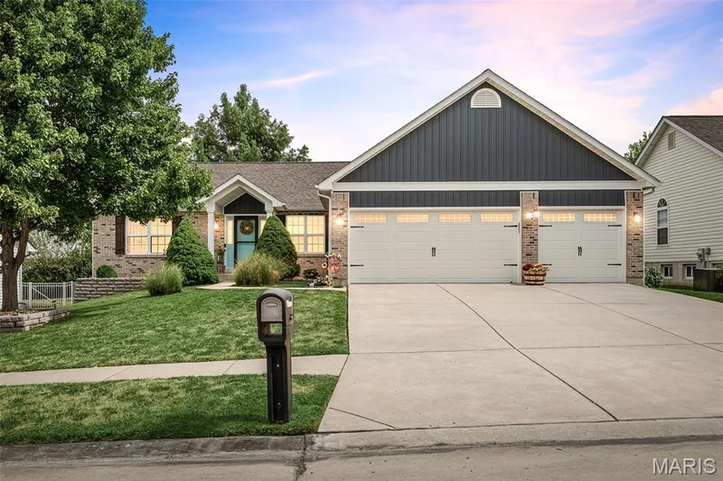156 Old Williamsburg Parkway, Wentzville, MO — listing photo 1
