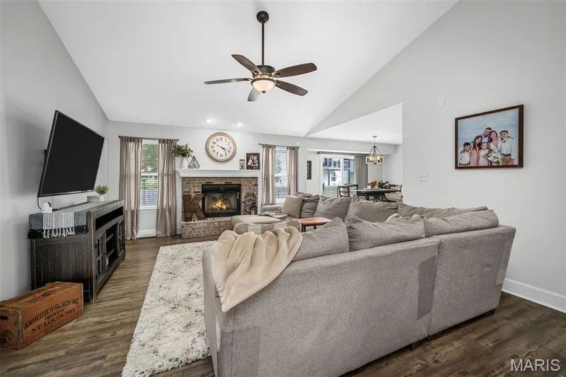 156 Old Williamsburg Parkway, Wentzville, MO 63385 — listing photo 5 of 56